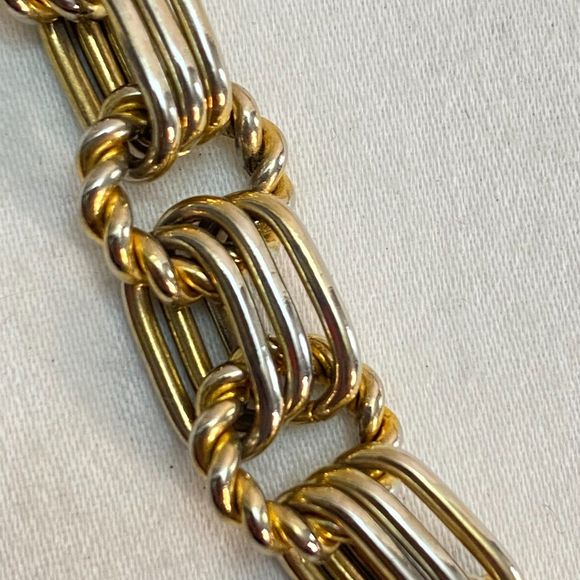 Gold Tone Chain Necklace Round Spiral Links With 3 Smooth Oval Links In a Group - Picture 4 of 7